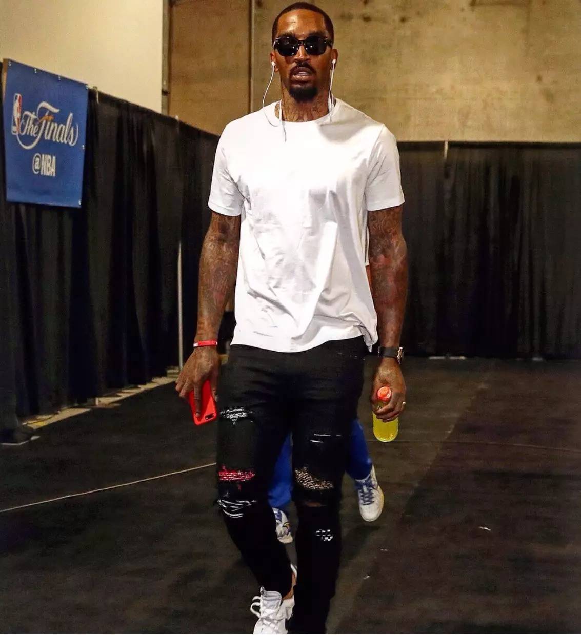 它像一面镜 它像一面镜